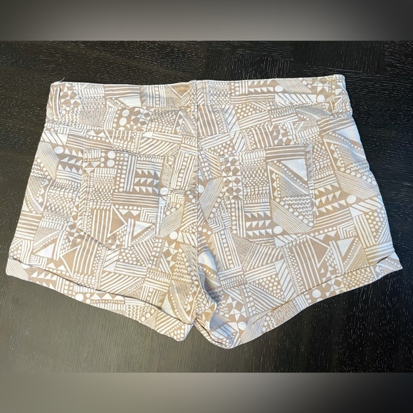 H&M Abstract Light Brown Beige and White Women Shorts- Size: 10 - Picture 3 of 4